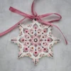 Ornamente de brad din lemn, pictate